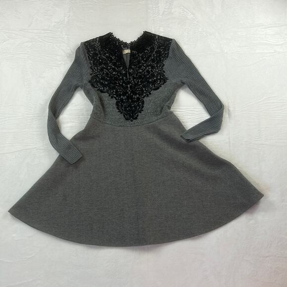 Yizhiqi grey long sleeve lace collar fit and flare knit sweater dress, size med - Picture 3 of 7